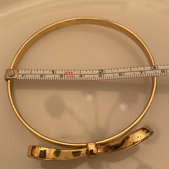 Bracelet. Gold Tone with a Pretty Gold Bow. In New Condition. - Picture 5 of 5